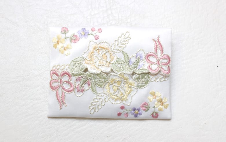 刺繍＆カットワーク ミニティッシュケース　約12×9cm [Ribbon ＆ Rose]