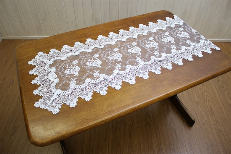 総柄刺繍＆ギュピール 　テーブルセンター 約45×135cm [Brilliantly-Crystal]