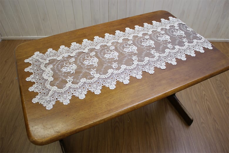 総柄刺繍＆ギュピール 　テーブルセンター 約45×135cm [Brilliantly-Crystal]