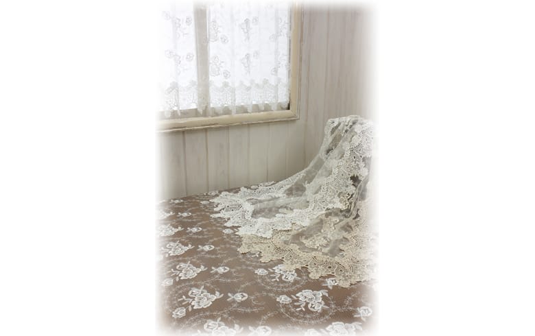 総柄刺繍＆ギュピール 　テーブルセンター 約45×135cm [Brilliantly-Crystal]