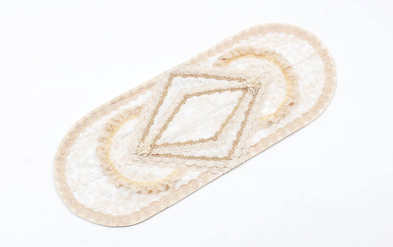 贅沢レース テーブルセンター 約30×75cm [polyphony]