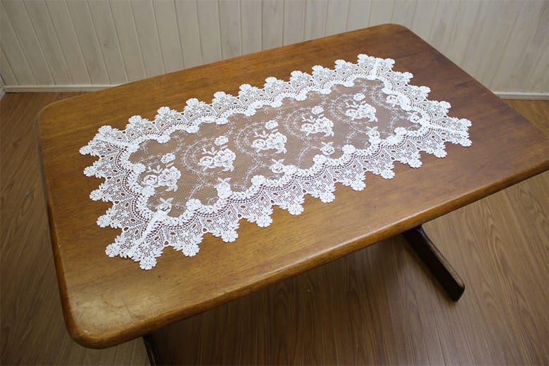 総柄刺繍＆ギュピール 　テーブルセンター 約45×90cm [Brilliantly-Crystal]