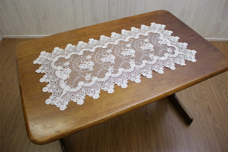 総柄刺繍＆ギュピール 　テーブルセンター 約45×90cm [Brilliantly-Crystal]