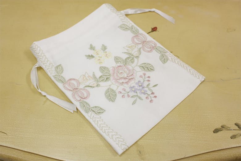 刺繍＆カットワーク 巾着　約20×16cm [Ribbon ＆ Rose]