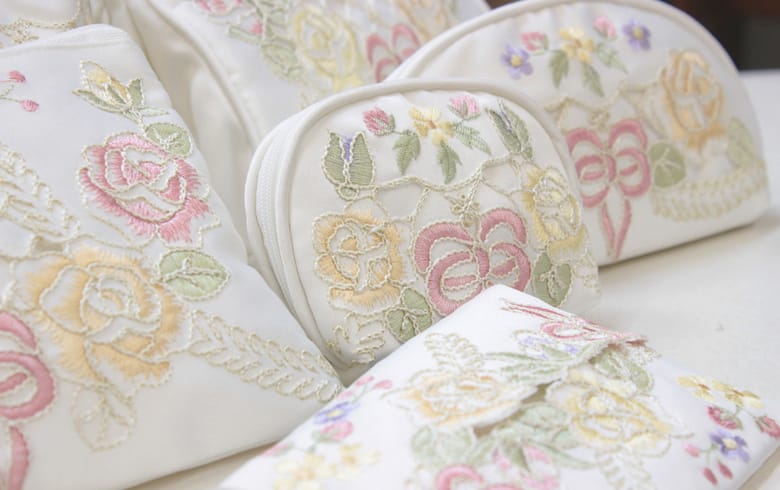 刺繍＆カットワーク 巾着　約20×16cm [Ribbon ＆ Rose]