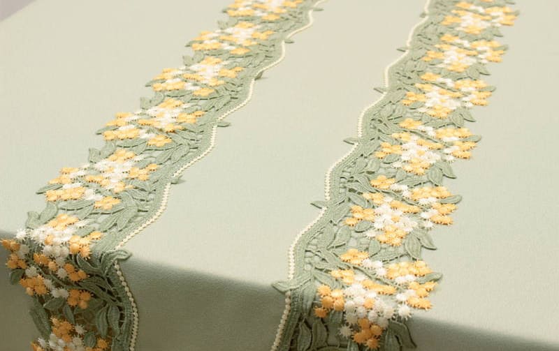 ミモザ柄ケミカルレース テーブルセンター 約37×198cm [un autre]