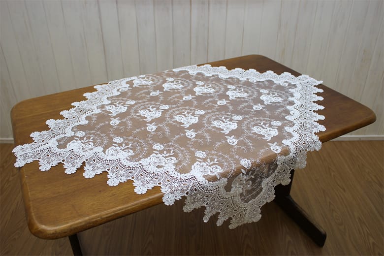 総柄刺繍＆ギュピール 　テーブルクロス 約90×90cm [Brilliantly-Crystal]