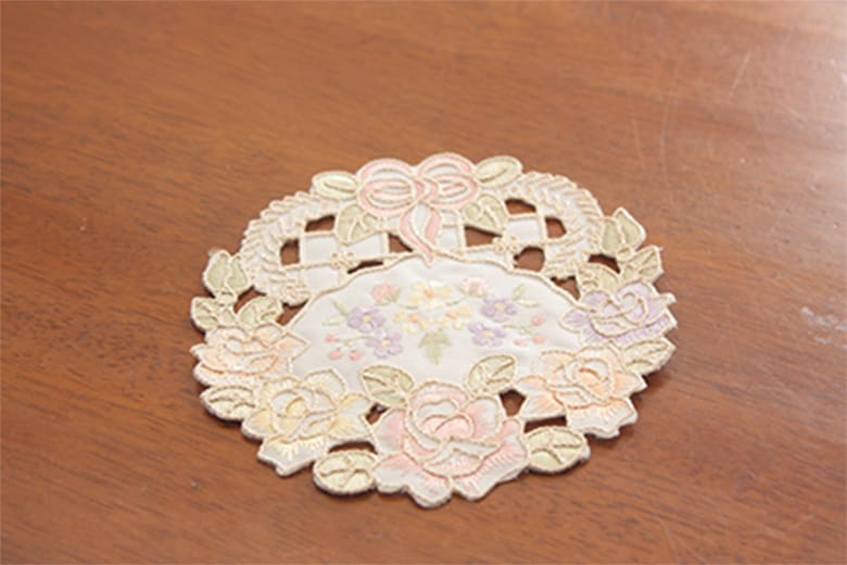 刺繍＆カットワーク コースター　約12cm [Ribbon ＆ Rose]