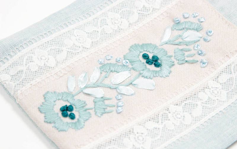 巾着Ｍ フローラル刺繍 約13×18cm [Atelier Bloom]