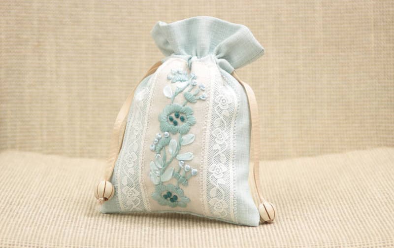 巾着Ｍ フローラル刺繍 約13×18cm [Atelier Bloom]