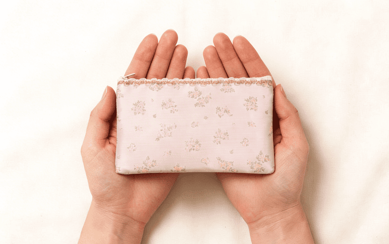フラットポーチ☆ハンカチ☆ハンドメイド☆オーダーページ【76】 小花柄 フラットポーチ 約12×20cm [Fleur Ros?]｜インテリアレース