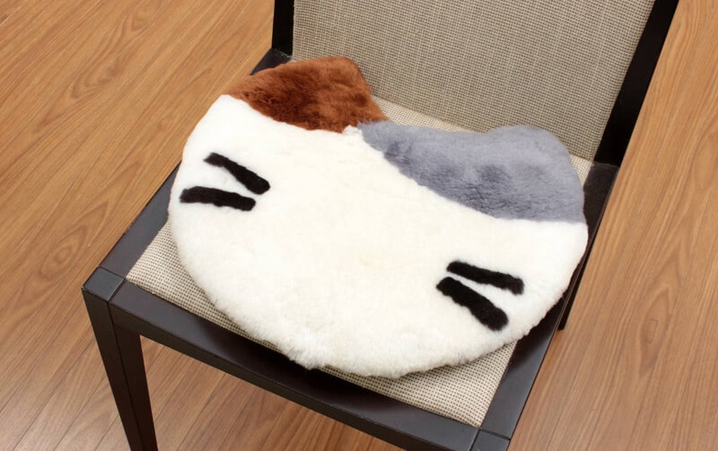 ムートン シートクッション 猫型 短毛 約40×36cm｜インテリアレース