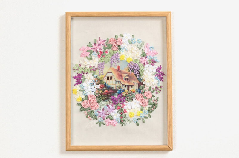 花のコテージ リボン刺繍アートパネル 約32×42cm
