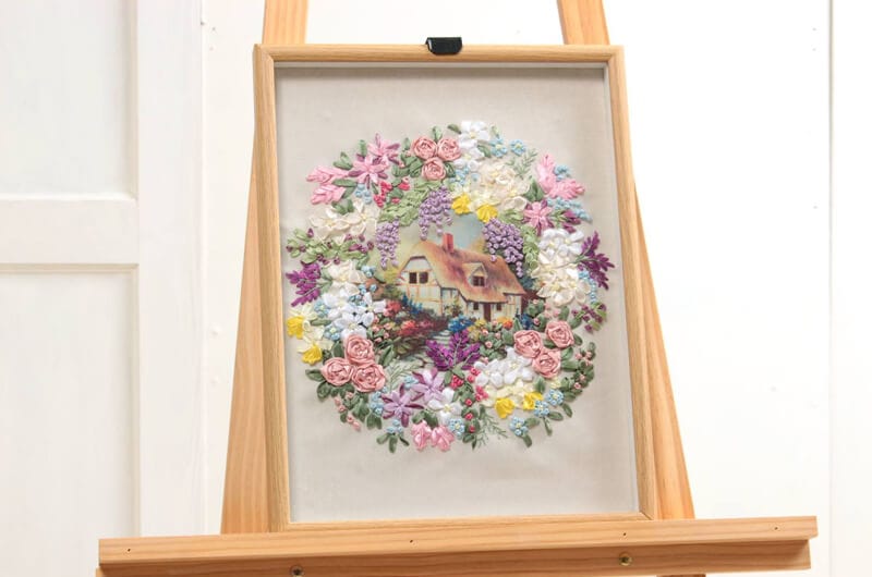 花のコテージ リボン刺繍アートパネル 約32×42cm｜インテリアレース
