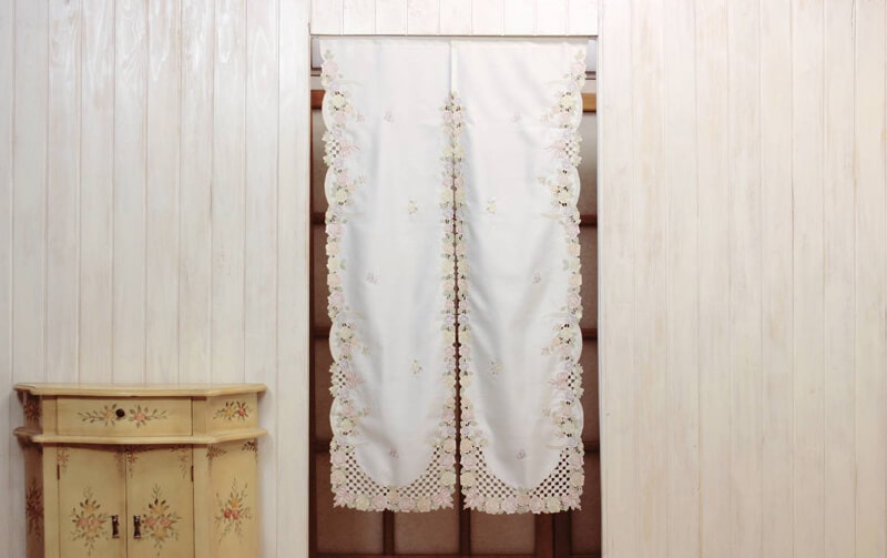 刺繍＆カットワーク のれん　約85×150cm [Ribbon ＆ Rose]