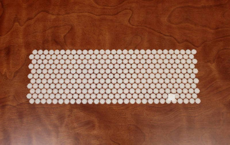 ギュピールレース テーブルセンター 約25×75cm [Flower Ripples]