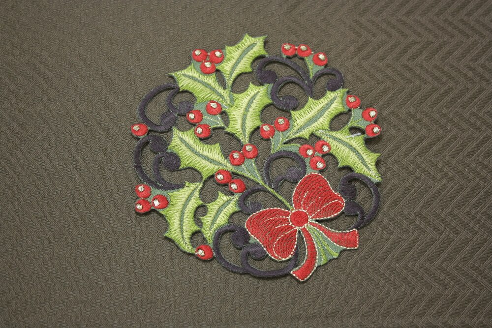 Xmas ヒイラギ 刺繍 コースター 約14cm / アミ・ブルージュ｜アミ 
