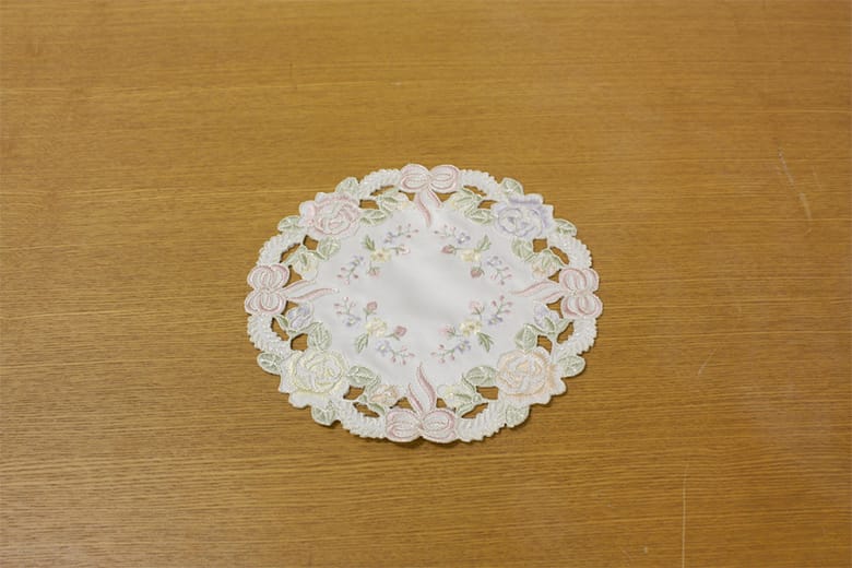 刺繍＆カットワーク ドイリー　約20cm [Ribbon ＆ Rose]