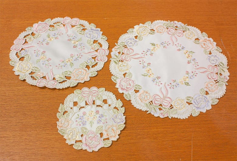 刺繍＆カットワーク ドイリー　約20cm [Ribbon ＆ Rose]