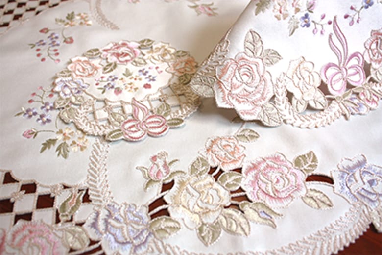 刺繍＆カットワーク ドイリー　約20cm [Ribbon ＆ Rose]
