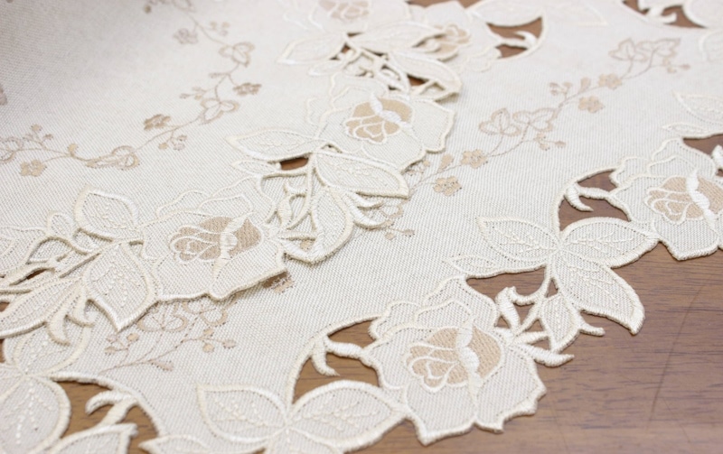 アンティーク オープンカットワーク薔薇レース イニシャル花文字刺繍 リネンカバー ローズ刺繍のカットワーク テーブルセンター 約20×40cm｜アミ
