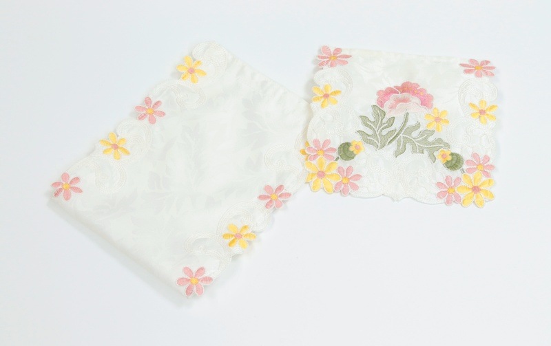 ぺこちゃん専用 マニーローズタイルのプチテーブルとドアプレート、ペーパーホルダー anemone mistral 総柄刺繍 ペーパーホルダー 約16×36cm｜インテリア