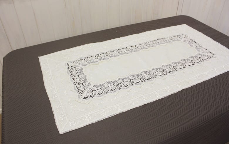 ローズ柄ジャカード織＆ギュピール テーブルセンター　約40×75cm [gracieux]