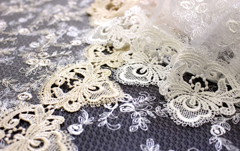 刺繍＆ギュピールレース テーブルセンター　約45×90cm [le quartz]