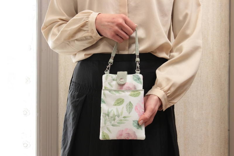 プリントファブリック 縦型スマホポシエット 約19×13cm [rose sourire]