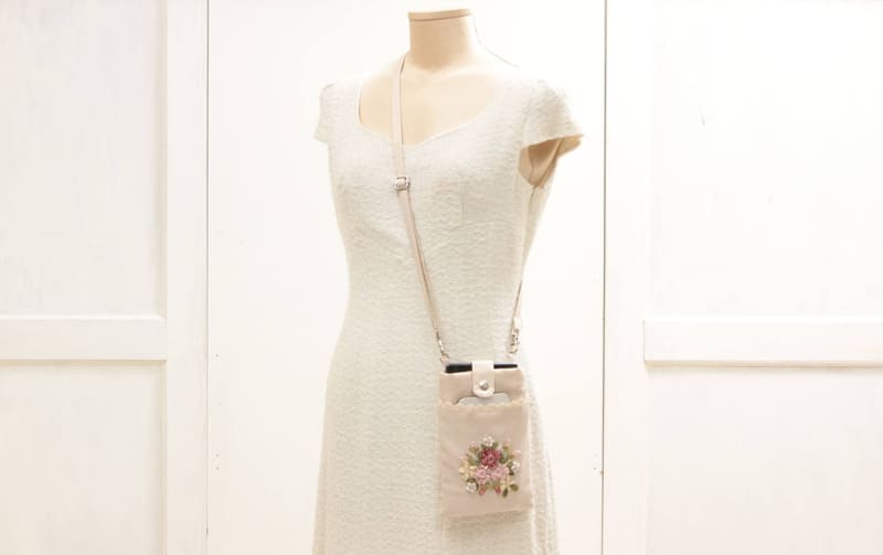 スマホポシェット リボン刺繍 約19×13cm [Rose Ruban]