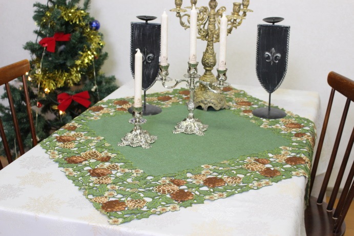 Xmas 松ぼっくり 刺繍 トップクロス 約85×85cm｜インテリアレース