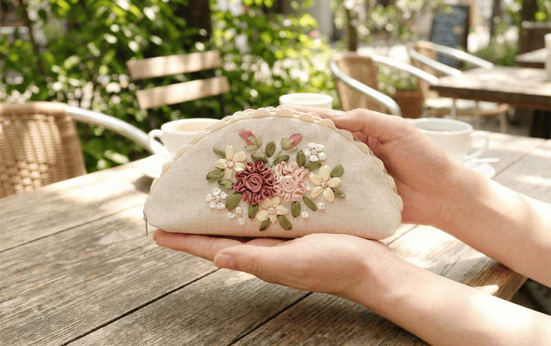 【キャサリン　リネン刺繍】マルチクロス　メガネケース 眼鏡ケース リボン刺繍 約9×18cm [Ros? Ruban]｜インテリアレース