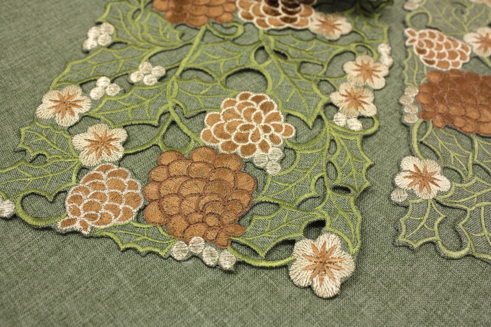 Xmas 松ぼっくり 刺繍 コースター 約13cm｜インテリアレース・テーブル