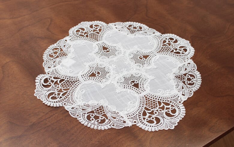 ギュピールレース テーブルセンター 約45cm [White Motif]