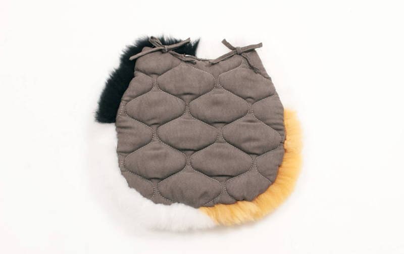 ムートン 紐付シートクッション 猫型 長毛 約38×40cm｜インテリア