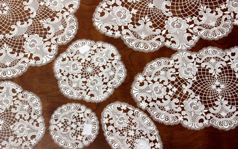 プラウエン ギュピールレース テーブルセンター 約42×76cm [Carmen]