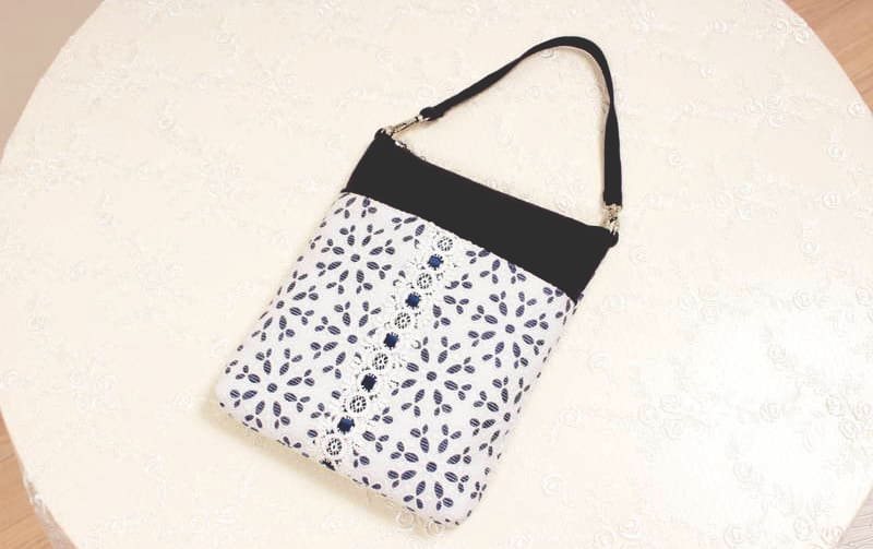 レースモチーフ スマホポシェット 約20×17×2cm [Tone Blanc]