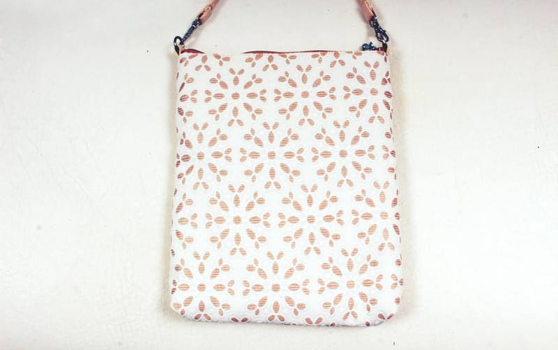 レースモチーフ スマホポシェット 約20×17×2cm [Tone Blanc]