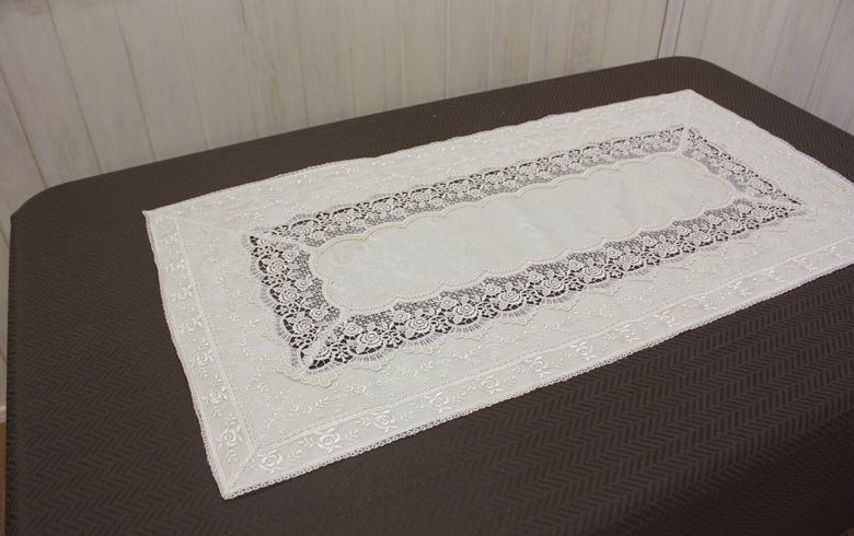 ローズ柄ジャカード織＆ギュピール テーブルセンター　約45×90cm [gracieux]