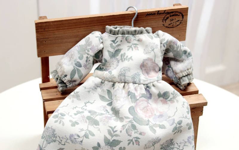 【着せ替え用】フリル襟の花柄プリントワンピース