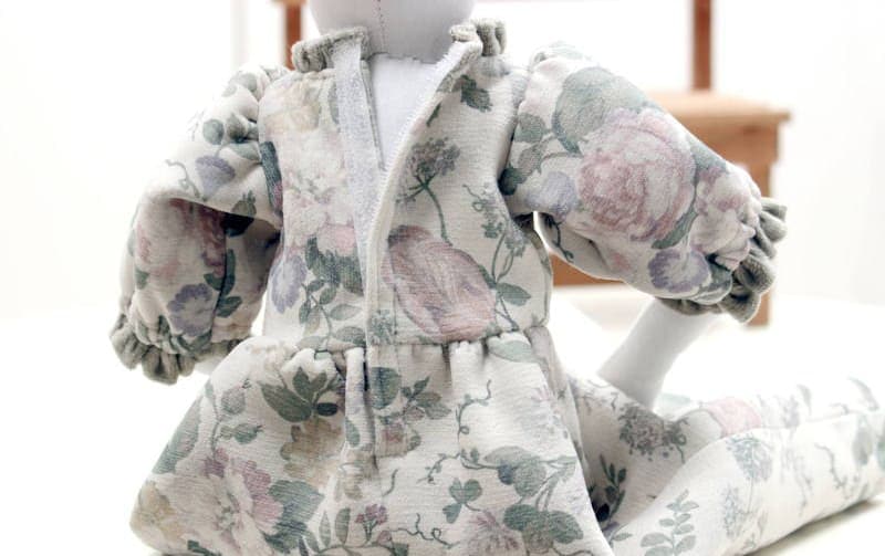 【着せ替え用】フリル襟の花柄プリントワンピース