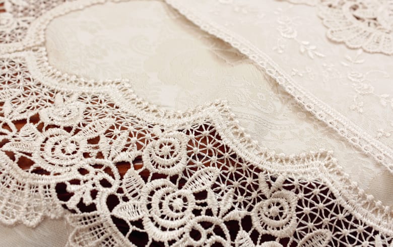 ローズ柄ジャカード織＆ギュピール ドイリー　約35×35cm [gracieux]