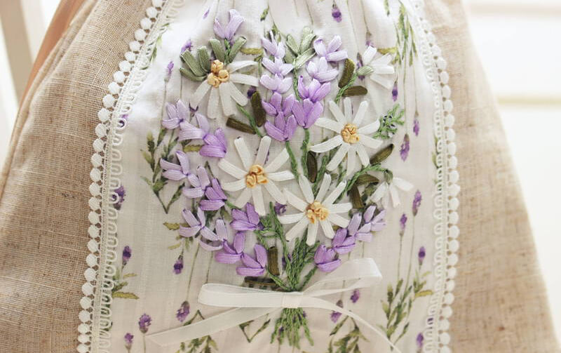 リボン刺繍 巾着バッグ 約25×29cm [Serenity-scent] / アミ