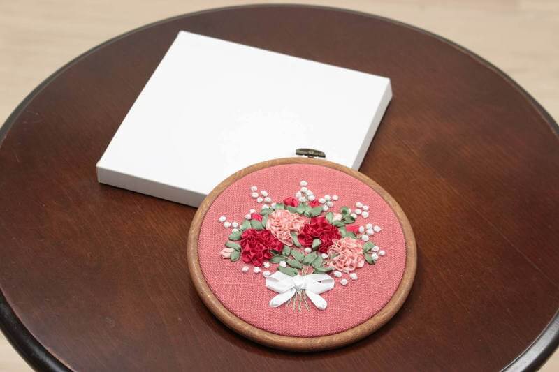 リボン刺繍 ウォールデコ カーネーション 約17.5cm