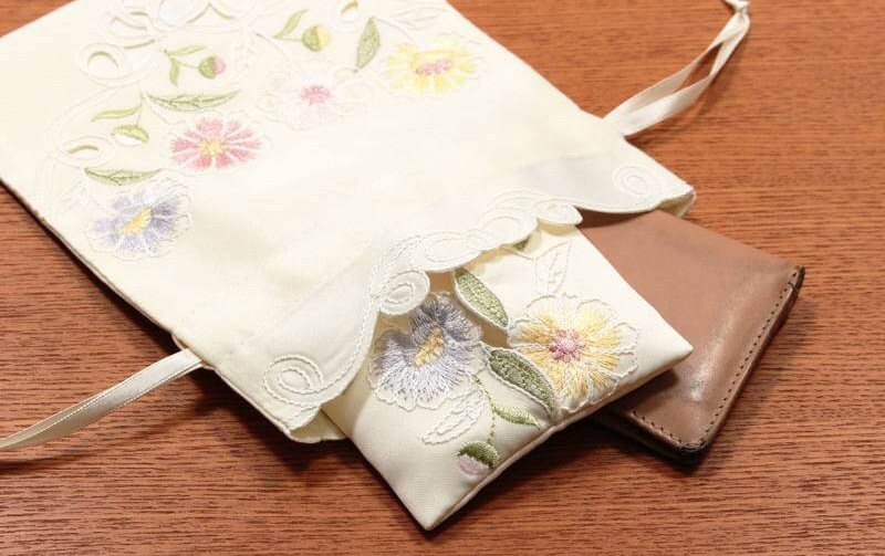 【みるく】お花刺繍の鍋敷き　ミモザ　チューリップ　20cm 22cm 円形 みるく様専用】お花刺繍の鍋敷き ミモザ チューリップ 20cm 22cm 形