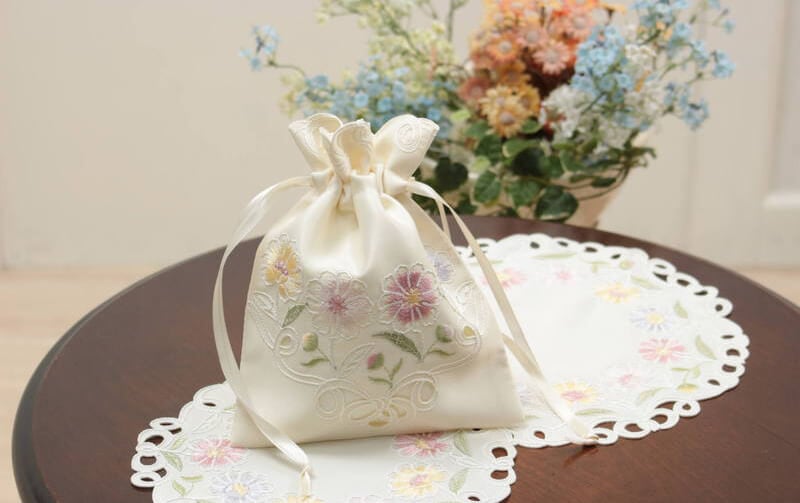 花のコード刺繍 巾着 約20×16cm｜インテリアレース・テーブルクロス