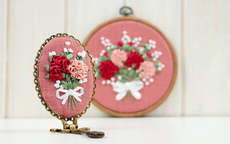 リボン刺繍 ハンドミラー カーネーション 約18×7.5cm｜インテリア