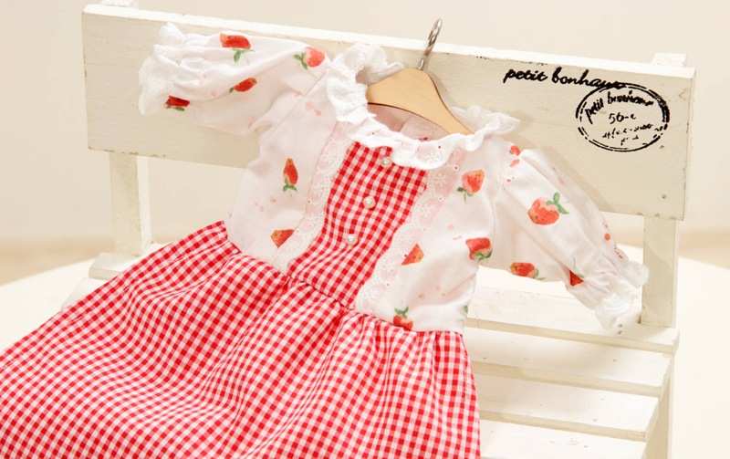 【着せ替え用】いちご柄ワンピース 約34×25cm