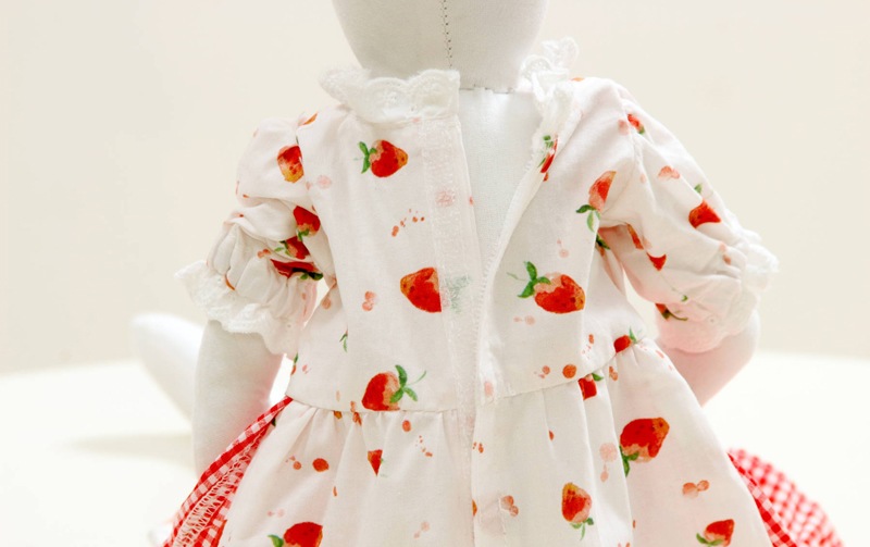 【着せ替え用】いちご柄ワンピース 約34×25cm