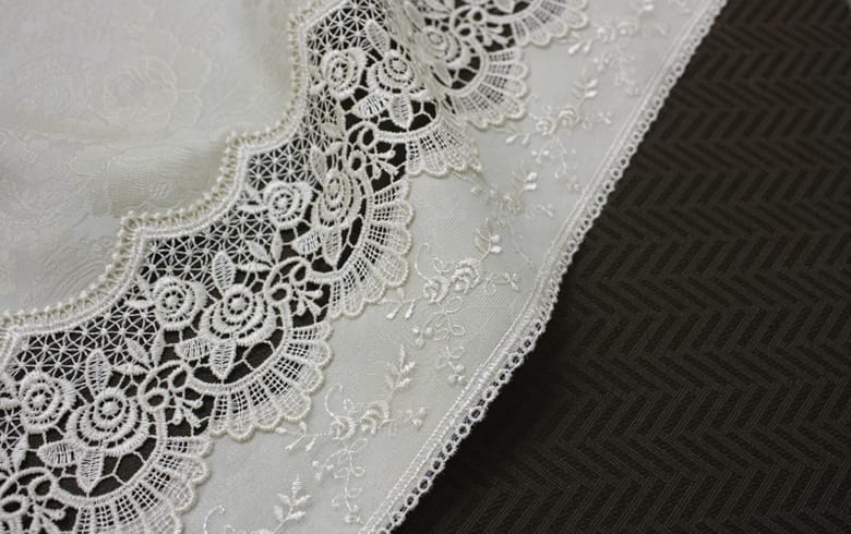 ローズ柄ジャカード織＆ギュピール テーブルクロス　約85×85cm [gracieux]